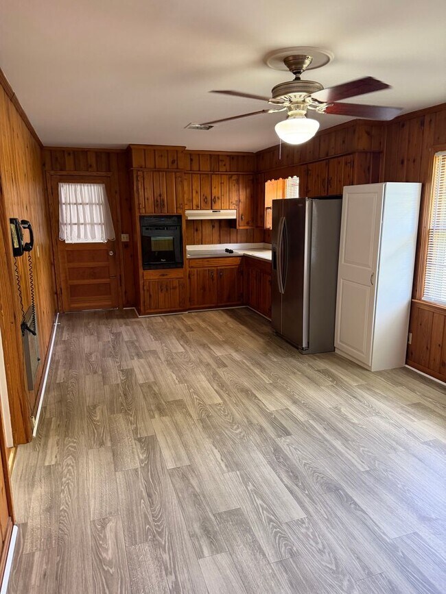 Building Photo - Charming 3-bedroom,1-bath home w/Detached garage for rent in Springfield, Tennessee.