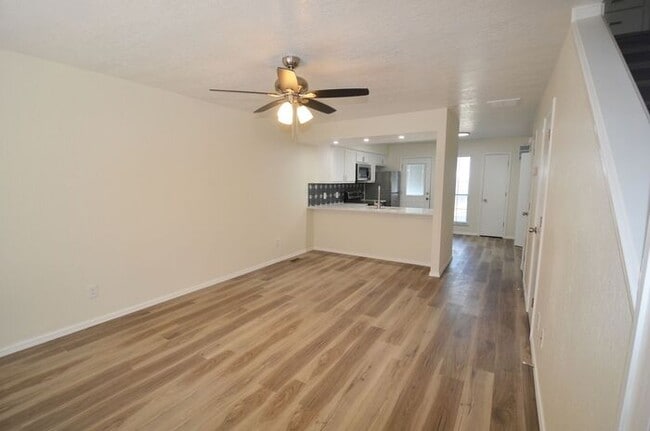 Building Photo - 2 BED 1.5 BATH TOWNHOUSE -WARR ACRES