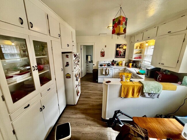 Building Photo - 404 S Van Buren St