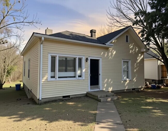 Primary Photo - 1609 Fowler Pl