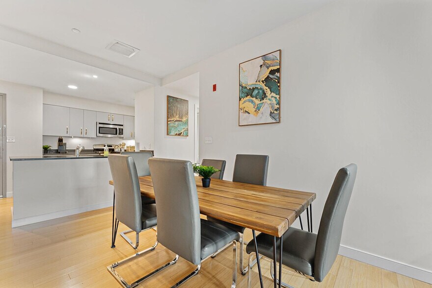 Building Photo - 601 Albany St