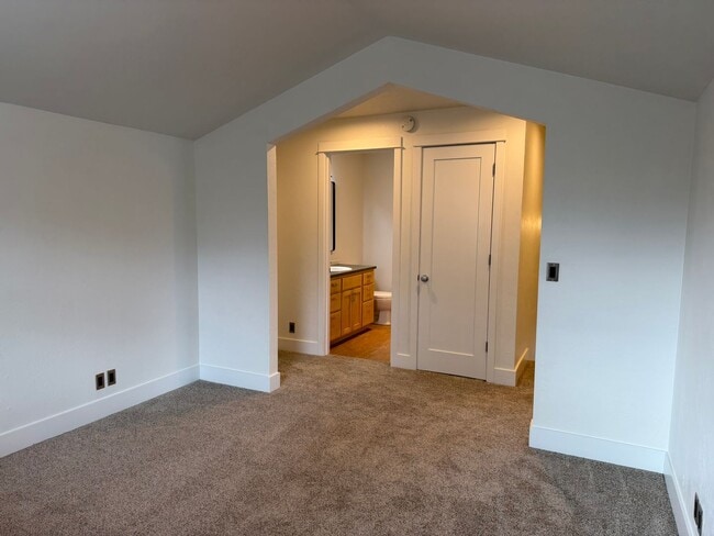 Building Photo - Beautiful 3 bedroom 2.5 bathroom house in a great neighborhood!