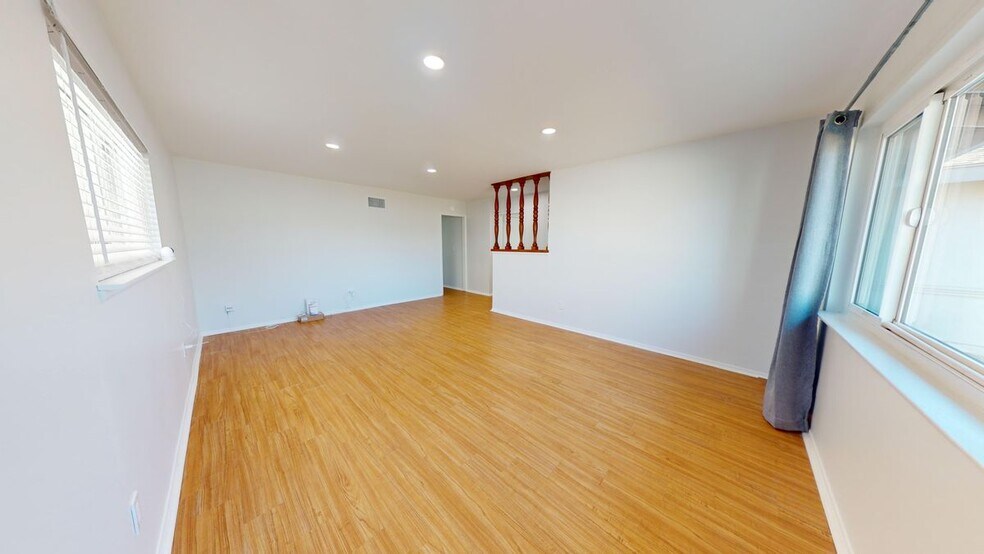 Building Photo - 1102 E Ave J5