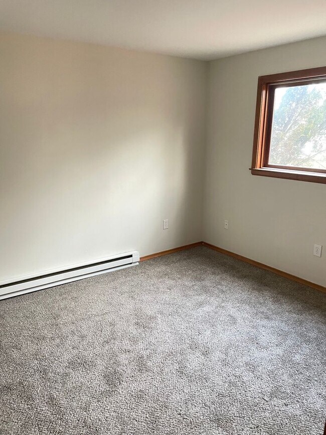 Building Photo - Plainville Woods Condo