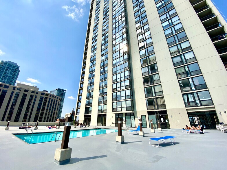 Lots of lounge chairs, unobstructed sun, facing south. - 1122 N Clark St