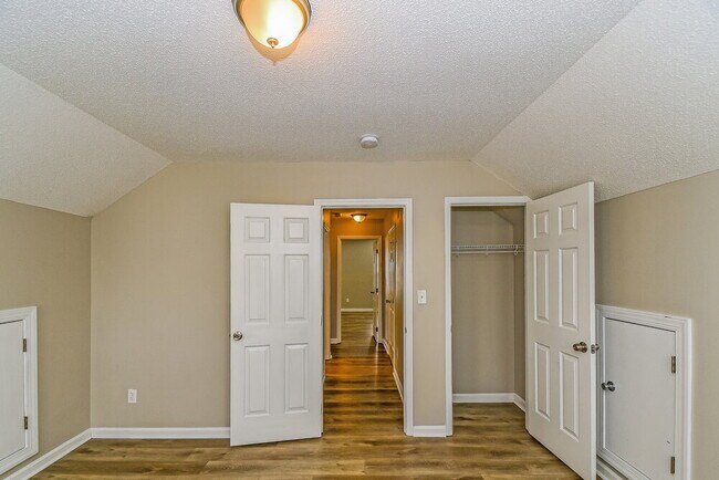 Building Photo - 2143 Castle Pines Dr