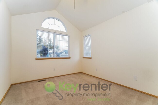 Building Photo - Kent Luxury Home with Double Primary Suite...