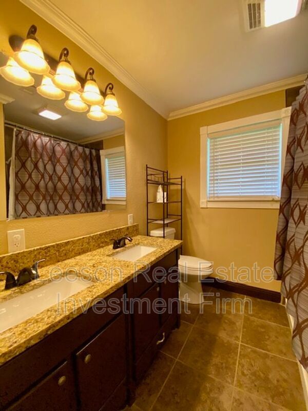 Building Photo - 9418 Poinsettia Dr