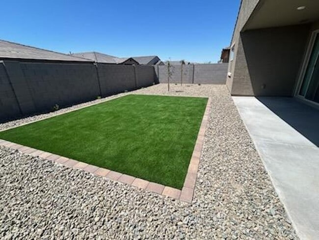 Building Photo - Beautiful new build w mountain views