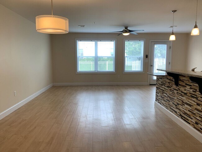 Building Photo - Spacious 3-Bed, 2.5-Bath Townhouse with Fe...
