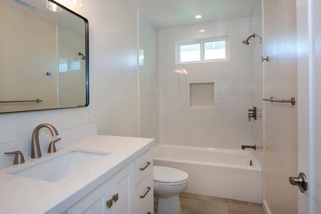 Building Photo - Remodeled Mesa Home Steps From Shoreline Park!