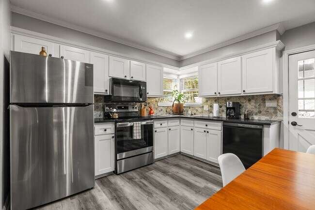 Building Photo - 2 or 3 Bedroom Renovated Mid-Town Charmer