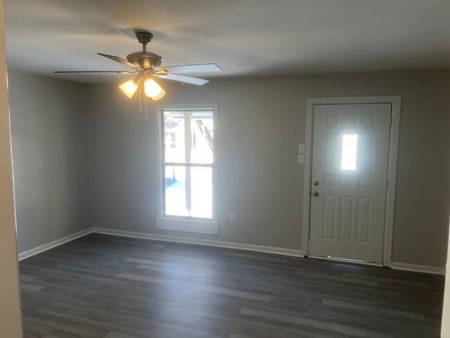 Building Photo - 3 Bed 1 Bath Home