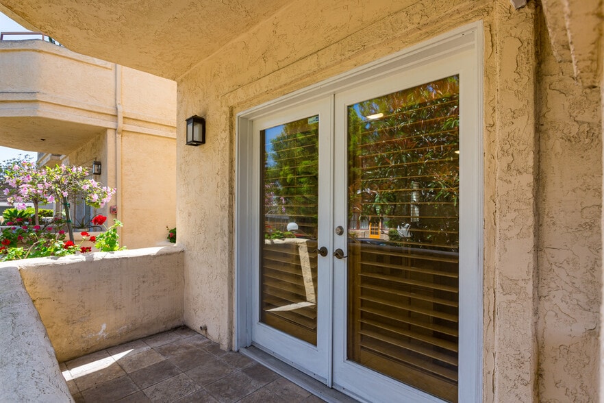 Building Photo - 919 W Lewis St