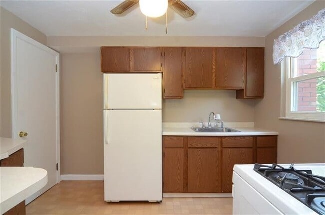 Building Photo - Two Bedroom in Castle Shannon! Central air - Garage - Laundry!