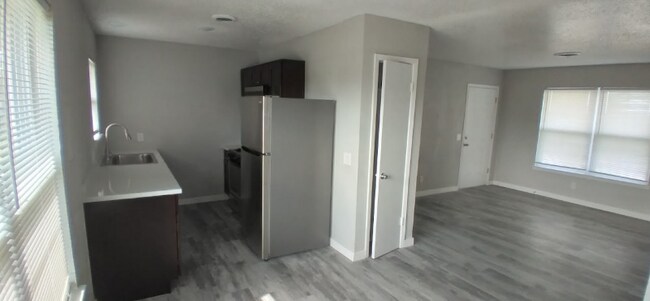 Building Photo - 407 Edwards St