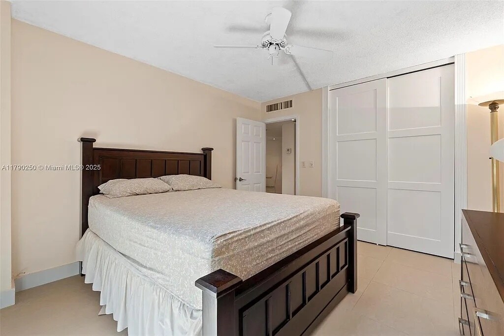 Building Photo - 3401 N Country Club Dr