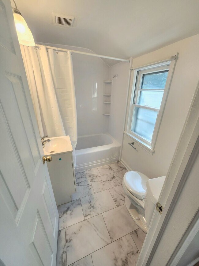 Building Photo - Spacious 4bd apt | Laundry hooks ups | Off street parking