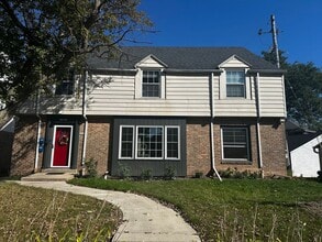 Building Photo - Shorewood 2 bedroom upper