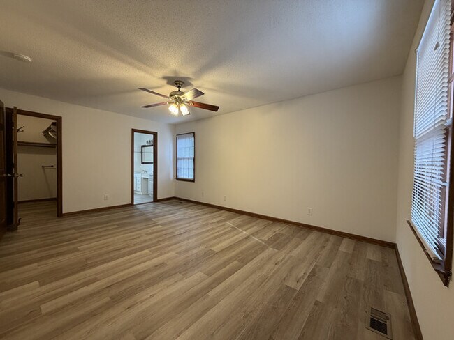 Building Photo - 144 Fern Forest Dr