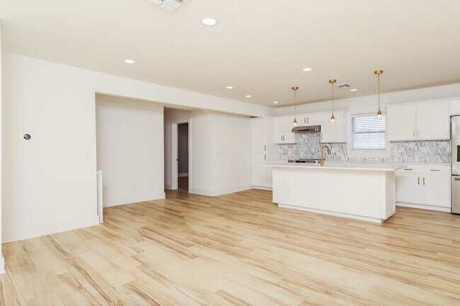 Building Photo - 120 E Magnolia Ave