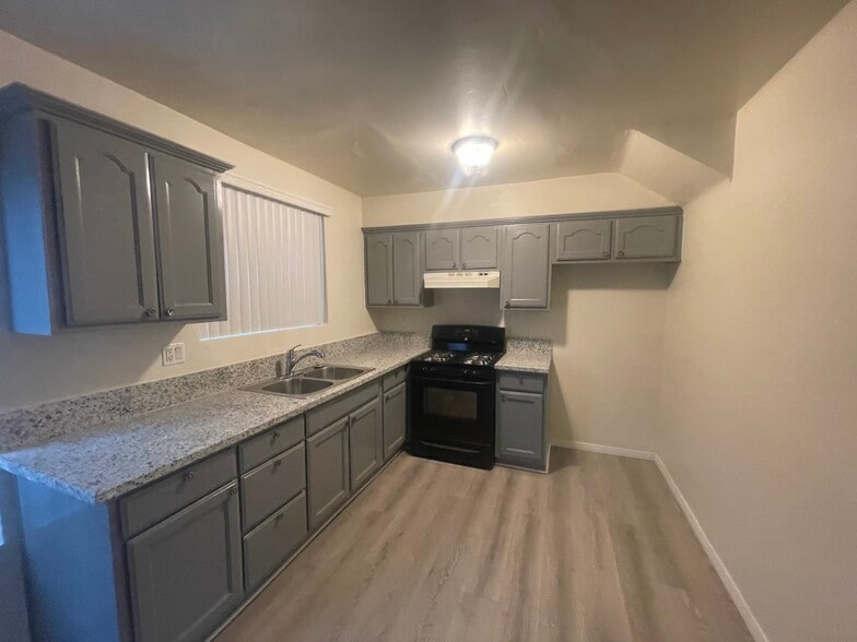 Building Photo - 151 E 95th St