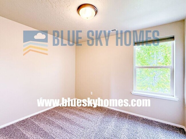 Building Photo - 1868 N Justin Ave