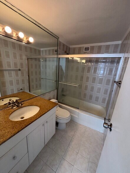 Building Photo - 999 Brickell Bay Dr