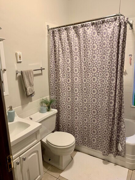 bathroom - 644 W Schubert Ave