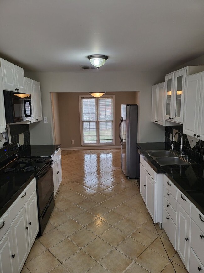 Building Photo - Nice brick ranch 4 bedroom 2 bath in Hermi...
