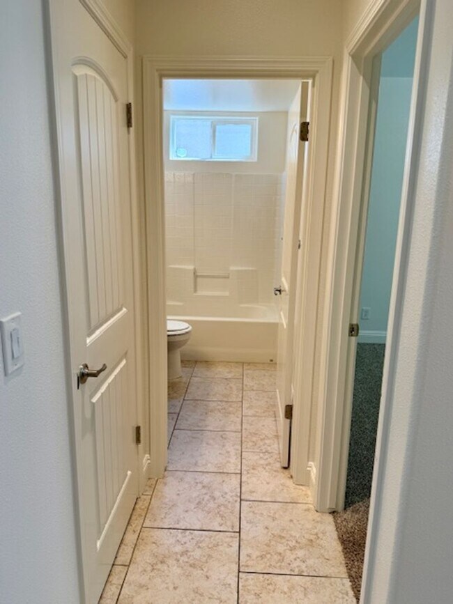 Building Photo - Beautiful Spacious 5 Bedroom Home located ...