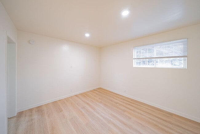 Building Photo - Spacious and recently updated, this 6-bedroom, 3-bathroom home in Ammon