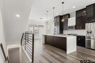 Building Photo - 522 W Erwin St