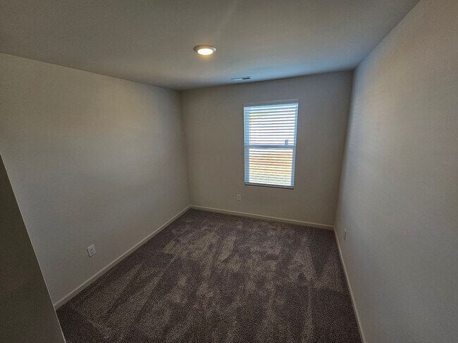 Building Photo - Like New Townhome in the heart of Newton