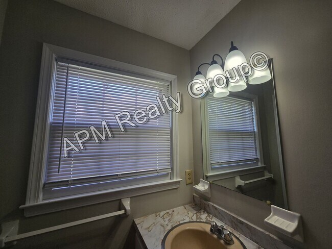 Building Photo - Spacious three bedroom West Columbia home