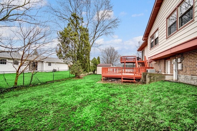 Building Photo - 4 Bed 2.5 Bath in Des Plaines
