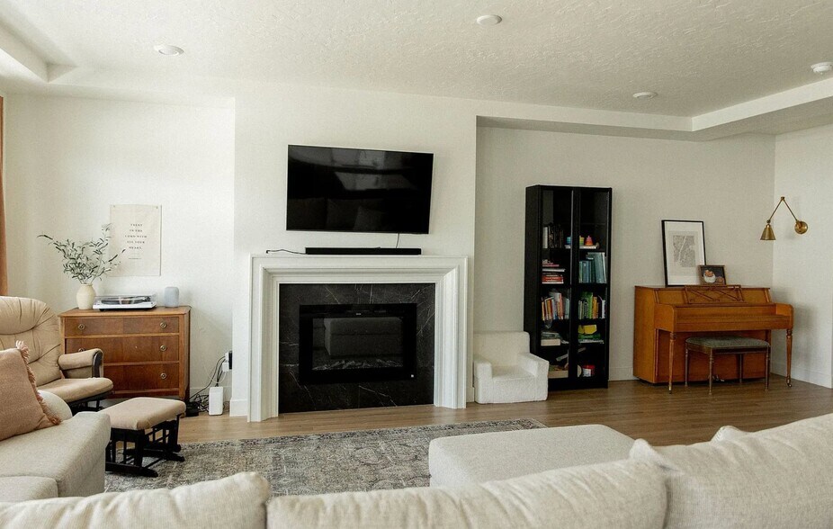 Building Photo - 4122 W Red Clover Dr