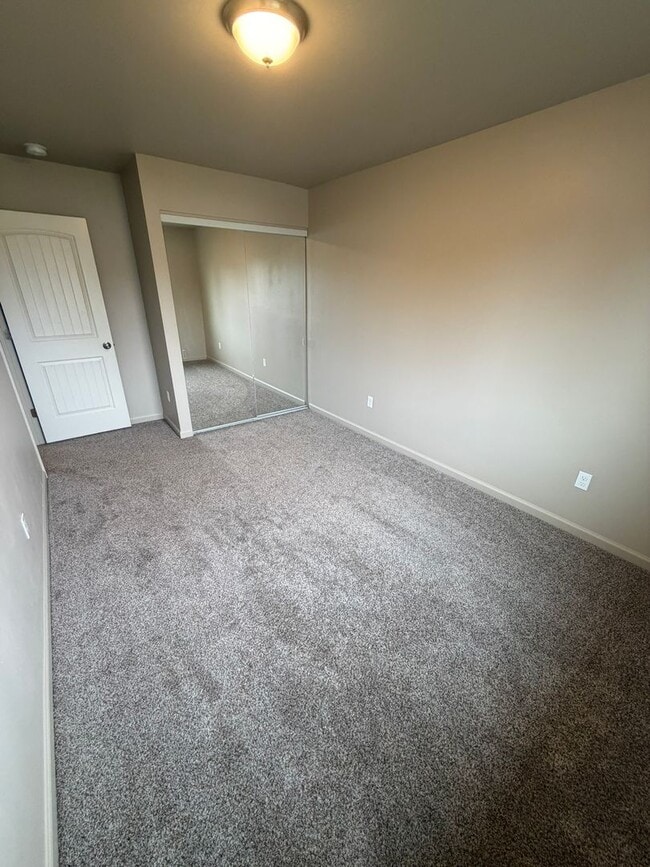 Building Photo - **MOVE IN SPECIAL!** 3 Bedroom Duplex Close to Shopping and Schools!