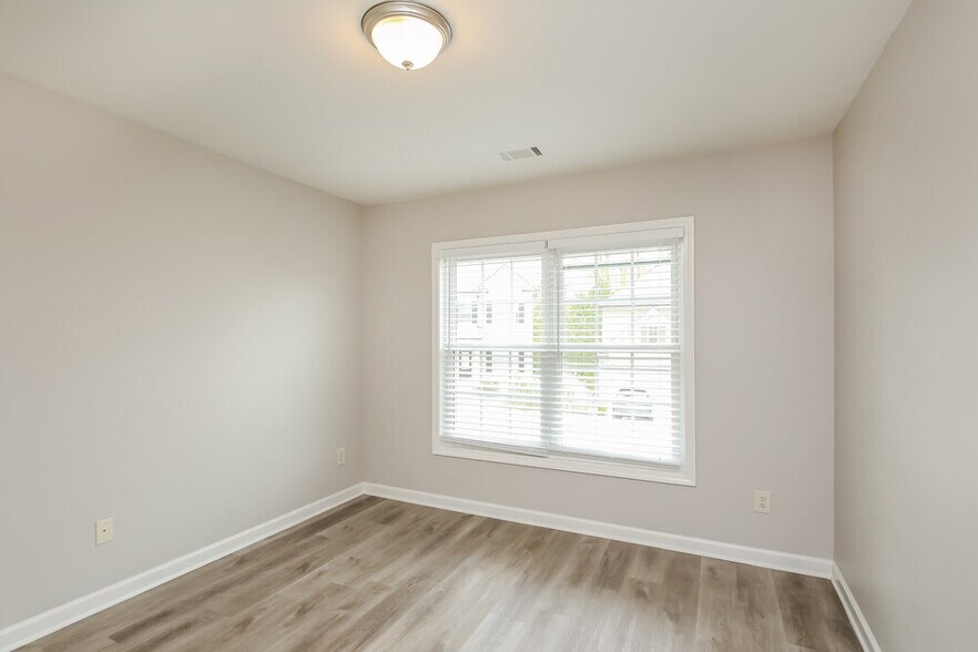 Building Photo - 6176 Mulberry Park Dr