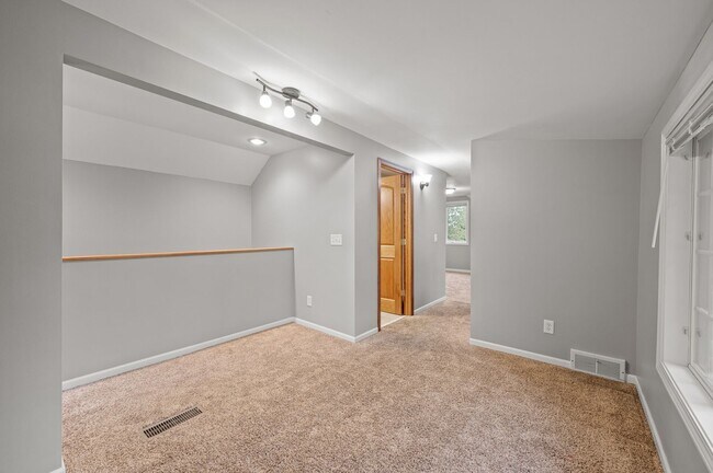 Building Photo - 1711 Rose Pl W