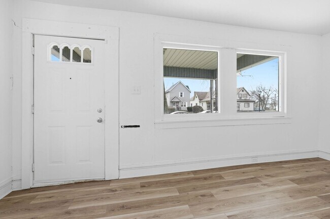 Building Photo - Stylish 2BR with Modern Upgrades