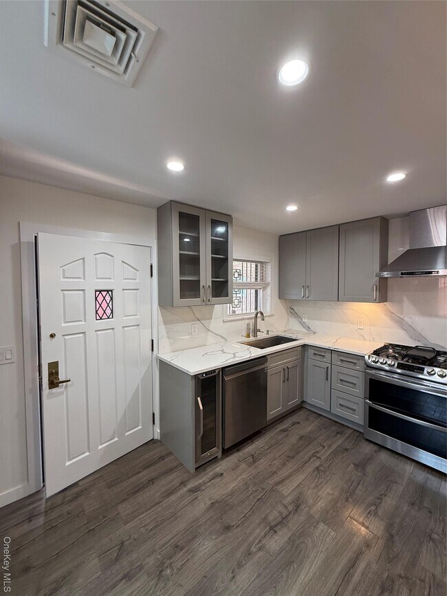 Building Photo - 1090 Pelham Pkwy S