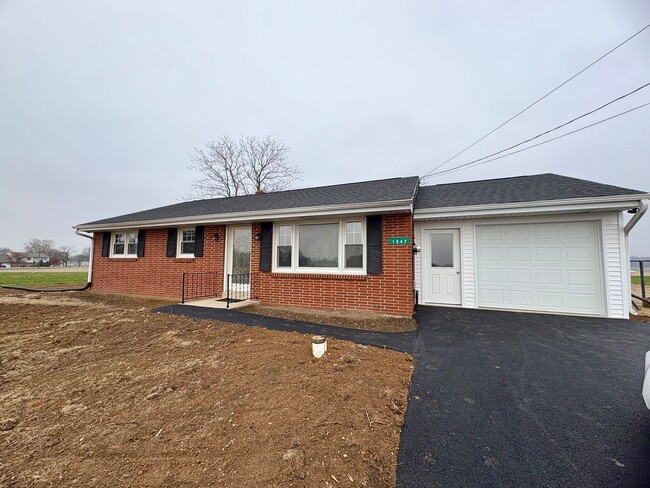 Building Photo - 3 Bedroom 1 Bathroom Rancher in Elizabethtown!