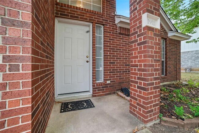 Building Photo - 1911 Cedar Bend Dr