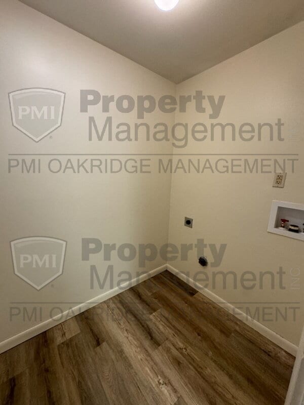 Building Photo - Single Level  2 Bed Apartment with Garage