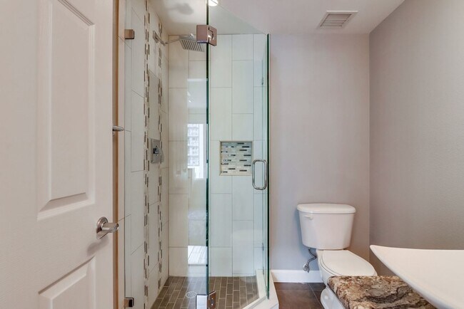 Building Photo - Luxury  Unit in Little Italy