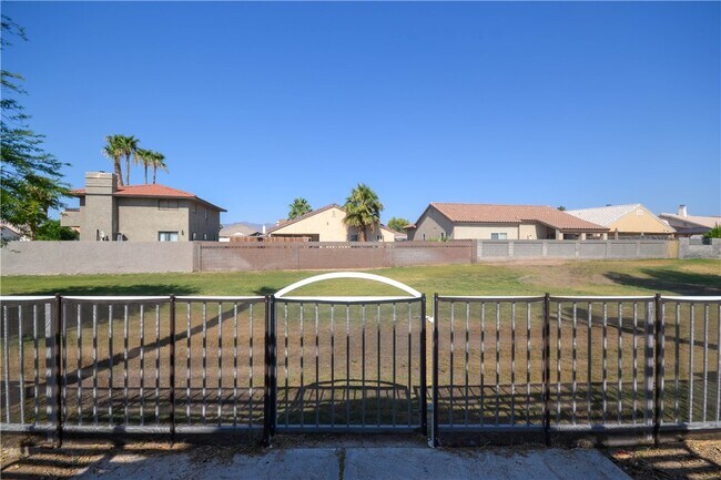 Building Photo - 2911 Country Club Dr