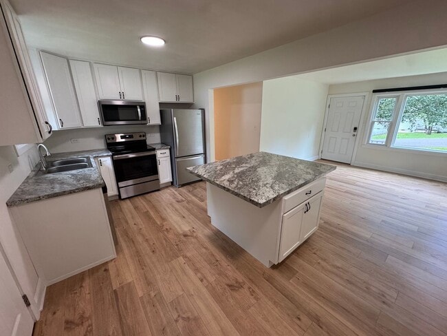 Building Photo - Your Modern Downtown Retreat: Newly Remodeled Charm