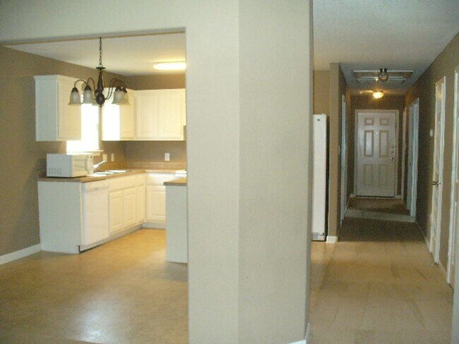 Building Photo - Cozy 3/2 ready for move-in.