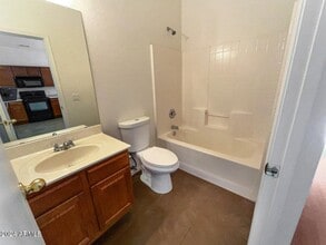 Building Photo - 805 S Sycamore